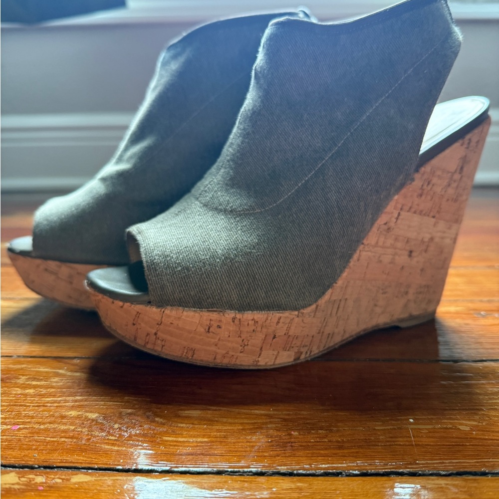 Stuart Weitzman Glover Stretch Wedge